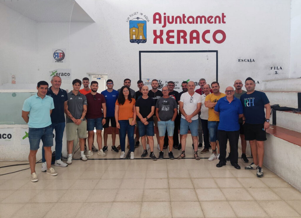 Foto de grup dels ponents i participants en la Jornada clubs de raspall.